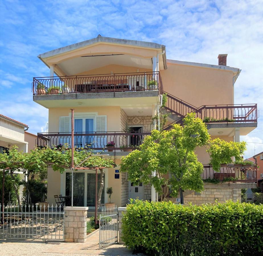 Apartments Lirio Умаг Экстерьер фото